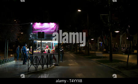 Murcia, Spanien, April 19, 2019; Churros oder Churro und Schokolade stehen, bei Nacht. Street Food vendor in Murcia in Straßen. Traditionelle spanische Küche Stockfoto