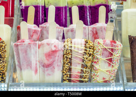 Eis Früchte Erdbeere mit Himbeeren und Milch Sahne in Gefrierschrank anordnen Stockfoto