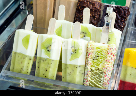 Eis Kiwi mit Vanille Milch in Gefrierschrank Stockfoto