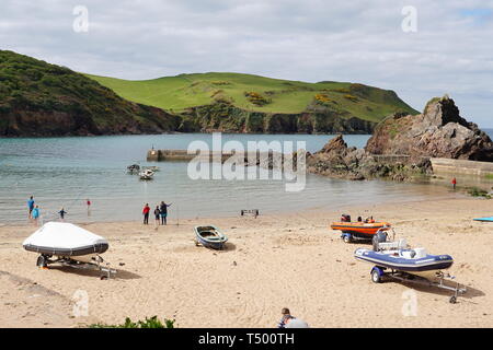 Ein Blick auf einen Sandstrand in einer Bucht mit Menschen und Boote an Land günstig Stockfoto