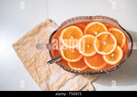 Cocktail Saft Rezept mit Orangenscheiben auf Scott napery im Abendessen Stockfoto