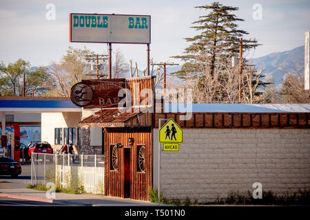 Double Bar im historischen Dorf Lone Pine - Lone Pine CA, USA - 29. MÄRZ 2019 Stockfoto