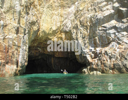 Sea kayaker Höhle erkunden, Morgat, Halbinsel Crozon, Bretagne, Frankreich Stockfoto