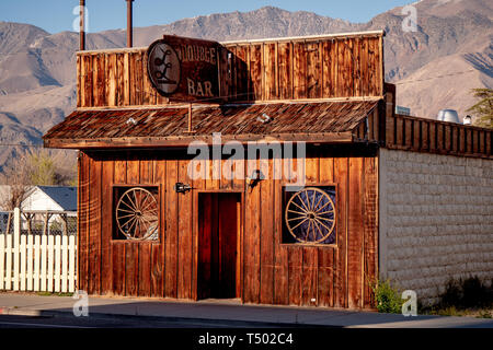 Double Bar im historischen Dorf Lone Pine - Lone Pine CA, USA - 29. MÄRZ 2019 Stockfoto