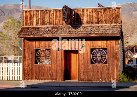 Double Bar im historischen Dorf Lone Pine - Lone Pine CA, USA - 29. MÄRZ 2019 Stockfoto