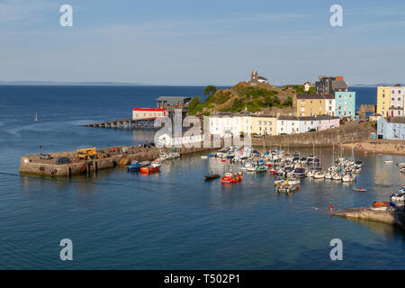 Kleine Boote in den kleinen Hafen von Tenby, Dyfed, Wales vertäut. Stockfoto