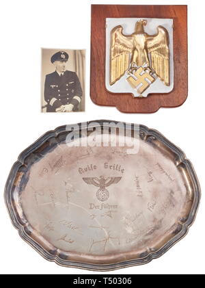 Aviso Grille - Adolf Hitler - ein Gast Fach und ein Wappen. Großformatige Silbertablett, ein Geschenk für die meßräume der persönlichen Adolf Hitlers Yacht. Ein zentral gelegenes nationalen Adler mit bezeichnet den Namen des Schiffes sowie die Bezeichnung 'Der Führer', mit mehr als 20 Autogramme von vielen Offizieren und Persönlichkeiten, darunter Himmler, Keitel, v. Brauchitsch, Blomberg, Raeder, lutze und viele andere eingraviert. Die Rückseite mit einem modernen Kleiderbügel und Silber Durchschläge 830 S' und 'C. mich.'. Abmessungen 42 x 32 cm. Weitere, Mantel des Schiffes von Waffen aus gebranntem Ton,, Editorial-Use - Nur Stockfoto