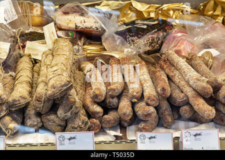 Fontanellato, Labirinto della Masone, di Franco Maria Ricci, La Bottega di prodotti Tipici: Salami. [ENG] Fontanellato, Labirinto della Masone, von P. Stockfoto