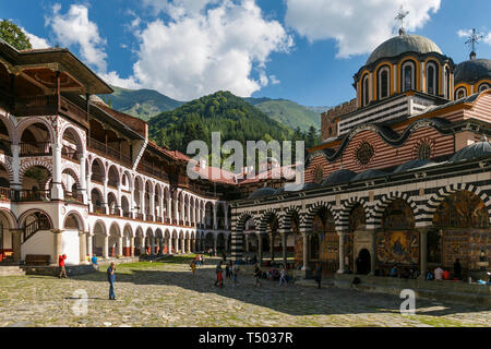 Ansicht der orthodoxen Kloster Rila, einer berühmten Touristenattraktion und kulturelle Erbe Monument, das sich in der Natur Park Rila Gebirge in Bulgarien Stockfoto