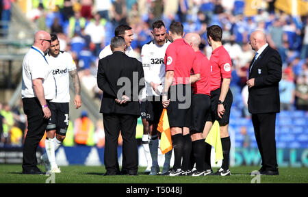 Von Derby County Richard Keogh und Manager Frank Lampard (Mitte links) sprechen, die für die match Beamte nach den Himmel Wette Championship Match in St. Andrew's Billion Trophäe Stadion, Birmingham. Stockfoto