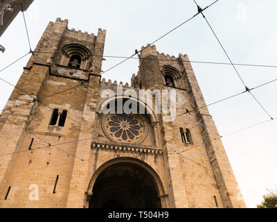 Blick auf die Kathedrale von S, in Lissabon gelegen, ist eine der wichtigsten touristischen Attraktionen von Lissabon Stockfoto