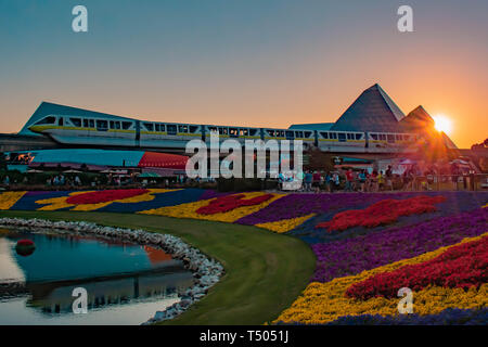 Orlando, Florida. März 27, 2019. Reise in die Phantasie Anziehung und bunten Blumen Landschaft auf herrlichen Sonnenuntergang Hintergrund in Epcot in Walt D Stockfoto