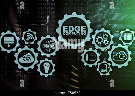 EDGE COMPUTING auf modernen Server zimmer Hintergrund. Informationstechnologie und Business Konzept für ressourcenintensive Distributed Computing Services. Stockfoto