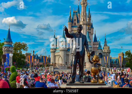 Orlando, Florida. April 02, 2019. Anzeigen von Partnern Statue diese Statue von Walt Disney und Mickey Mouse ist vor Cinderella Schloss positioniert, Stockfoto