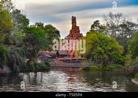 Orlando, Florida. März 19, 2019. Schöne Aussicht von Thunder Mountain, Wald und See in Magic Kingdom in Walt Disney World. Stockfoto