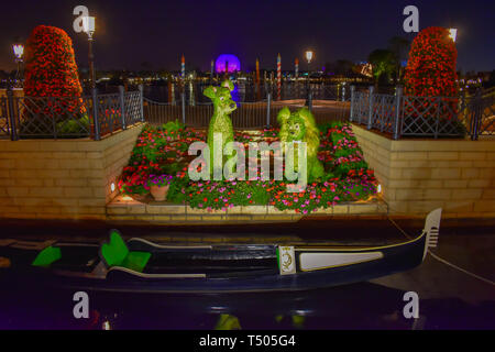 Orlando, Florida. März 19, 2019. Bernard und Bianca Topiaries in Epcot internationalen Blumen- und Garten Festival in Walt Disney World. Stockfoto