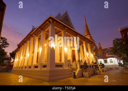 BANGKOK, THAILAND - Januar 01, 2019: Dämmerung im buddhistischen Tempel von Wat Bowonniwet Vihara Stockfoto