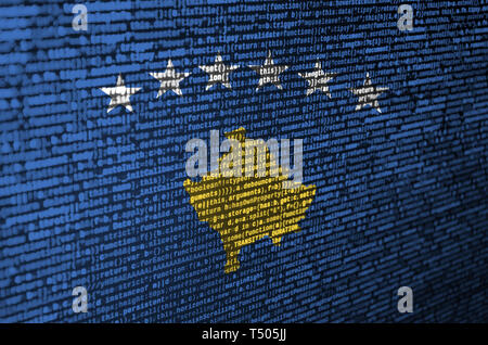 Kosovo Flagge wird auf dem Bildschirm mit dem Programm Code dargestellt. Das Konzept der modernen Technologie- und Standortentwicklung. Stockfoto