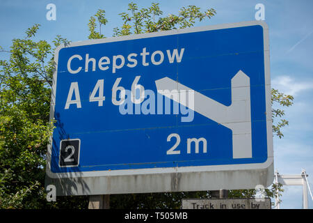 Eine typische Autobahn Schild zeigt eine Kreuzung in zwei Meilen existiert, neben der M48 Autobahn, Severn Bridge, England. Stockfoto