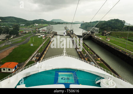 Sea Princess Durchreise durch Pedro Miguel Schlösser Stockfoto