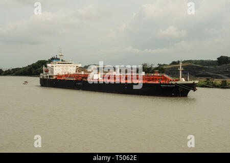 Frachtschiffe, die den Panamakanal durchfahren Stockfoto