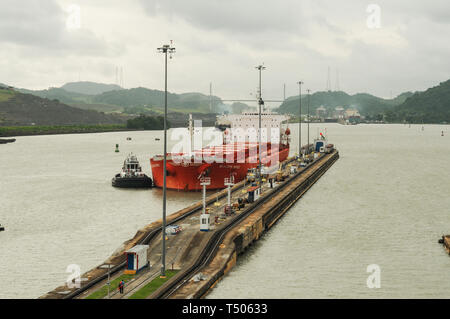 Frachtschiffe, die den Panamakanal durchfahren Stockfoto