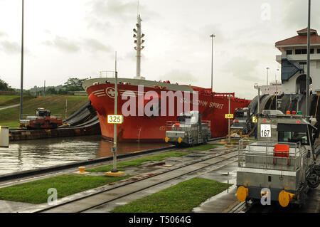 Frachtschiffe, die den Panamakanal durchfahren Stockfoto