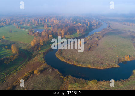 Blick auf das Anwesen und die Trigorskoye Sorot Fluss an einem bewölkten Oktober Morgen (Luftaufnahmen). Puschkin Berge, Russland Stockfoto