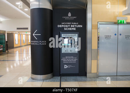 Großbritanniens erste öffentliche Anzahlung zurück Regelung Maschine, Canary Wharf, London England Großbritannien Stockfoto