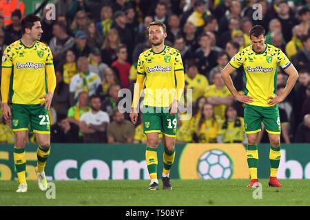 Norwich City Kenny McLean (links), Tom Trybull und Christoph Zimmermann (rechts) angezeigt wird niedergeschlagen nach Sheffield Mittwoch Steven Fletcher (nicht abgebildet) Kerben zweiten Ziel seiner Seite des Spiels während der Sky Bet Championship Match an der Carrow Road, Norwich. Stockfoto