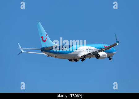 TUI (Thomson Airways) Boeing 737-8 K5 (G-TAWA) bei Abreise von Start- und Landebahn 13. Stockfoto