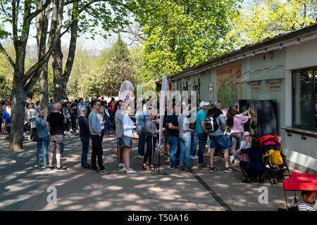 Hannover, Deutschland. 19 Apr, 2019. Besucher Warteschlange für eine Eintrittskarte in den Zoo Hannover. Credit: Peter Steffen/dpa/Alamy leben Nachrichten Stockfoto