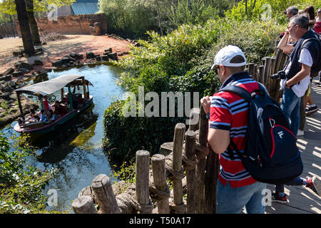 Hannover, Deutschland. 19 Apr, 2019. Die Besucher nehmen einen Ausflug in den Zoo Hannover entlang der Tiergehege. Credit: Peter Steffen/dpa/Alamy leben Nachrichten Stockfoto