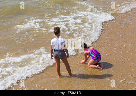 Bournemouth, Dorset, Großbritannien. 19 Apr, 2019. UK Wetter: heiß und sonnig wie vsitors Kopf ans Meer das Wetter in Bournemouth Strände für die Osterferien und Strände zu genießen verpackt erhalten. Credit: Carolyn Jenkins/Alamy leben Nachrichten Stockfoto