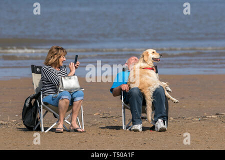 Southport, Merseyside, UK. 19. April 2019. UK Wetter: Karfreitag Feiertag. Die Menschen machen den meisten Ostern Wochenende & herrlich sonnigen warmen Wetter im Frühling durch Spaß in der Sonne auf dem goldenen Sand von Southport Strand in Merseyside. Credit: cernan Elias/Alamy leben Nachrichten Stockfoto