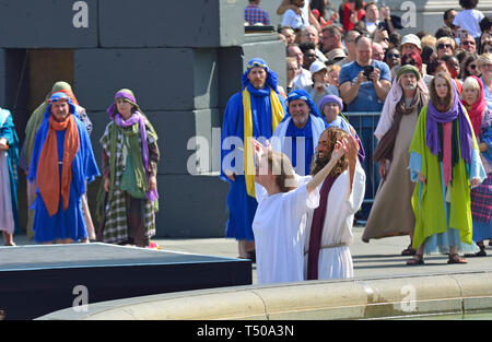 London, Großbritannien. 19. Apr 2019. Am Karfreitag, Tausende versammeln sich in Trafalgar Square die Passion Jesu durch die Wintershall Spieler Credit durchgeführt: PjrFoto/Alamy Leben Nachrichten ansehen Stockfoto