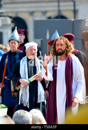 London, Großbritannien. 19. Apr 2019. Am Karfreitag, Tausende versammeln sich in Trafalgar Square die Passion Jesu durch die Wintershall Spieler Credit durchgeführt: PjrFoto/Alamy Leben Nachrichten ansehen Stockfoto