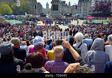 London, Großbritannien. 19. Apr 2019. Am Karfreitag, Tausende versammeln sich in Trafalgar Square die Passion Jesu durch die Wintershall Spieler. Riesige Menschenmengen in Trafalgar Square Credit: PjrFoto/Alamy leben Nachrichten Stockfoto