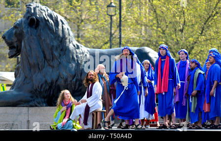 London, Großbritannien. 19. Apr 2019. Am Karfreitag, Tausende versammeln sich in Trafalgar Square die Passion Jesu durch die Wintershall Spieler. Maria Magdalena waschen Christi Füße Credit: PjrFoto/Alamy leben Nachrichten Stockfoto