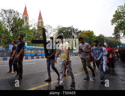 Kolkata, Indien. 19 Apr, 2019. Christliche Jugendliche gesehen, die ein Kreuz als sie an die religiöse Prozession am Karfreitag in Kolkata, Indien. Credit: SOPA Images Limited/Alamy leben Nachrichten Stockfoto