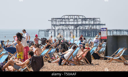 Brighton, UK. 19 Apr, 2019. Brighton Beach ist verpackt wie Karfreitag Besucher die sizzling sonniges Wetter genießen, da die Temperaturen Mitte der 20er Jahre entlang der Südküste: Simon Dack/Alamy Leben Nachrichten erreichen Stockfoto