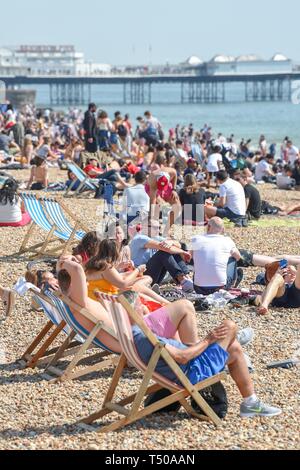 Brighton, UK. 19 Apr, 2019. Brighton Beach ist verpackt wie Karfreitag Besucher die sizzling sonniges Wetter genießen, da die Temperaturen Mitte der 20er Jahre entlang der Südküste: Simon Dack/Alamy Leben Nachrichten erreichen Stockfoto