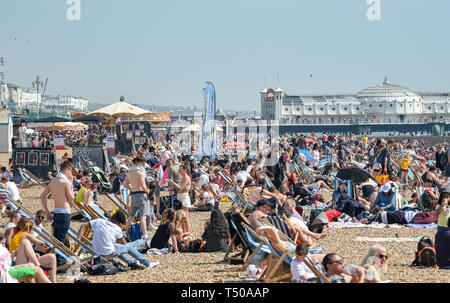 Brighton, UK. 19 Apr, 2019. Brighton Beach ist verpackt wie Karfreitag Besucher die sizzling sonniges Wetter genießen, da die Temperaturen Mitte der 20er Jahre entlang der Südküste: Simon Dack/Alamy Leben Nachrichten erreichen Stockfoto