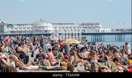 Brighton, UK. 19 Apr, 2019. Brighton Beach ist verpackt wie Karfreitag Besucher die sizzling sonniges Wetter genießen, da die Temperaturen Mitte der 20er Jahre entlang der Südküste: Simon Dack/Alamy Leben Nachrichten erreichen Stockfoto