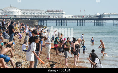 Brighton, UK. 19 Apr, 2019. Brighton Beach ist verpackt wie Karfreitag Besucher die sizzling sonniges Wetter genießen, da die Temperaturen Mitte der 20er Jahre entlang der Südküste: Simon Dack/Alamy Leben Nachrichten erreichen Stockfoto