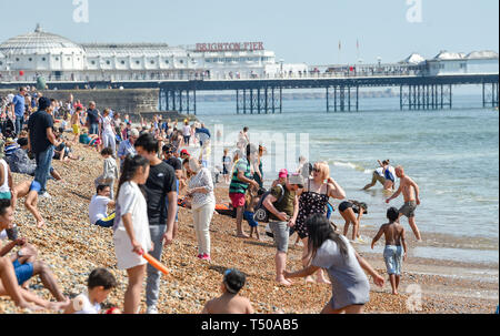 Brighton, UK. 19 Apr, 2019. Brighton Beach ist verpackt wie Karfreitag Besucher die sizzling sonniges Wetter genießen, da die Temperaturen Mitte der 20er Jahre entlang der Südküste: Simon Dack/Alamy Leben Nachrichten erreichen Stockfoto