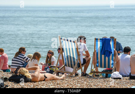 Brighton, UK. 19 Apr, 2019. Brighton Beach ist verpackt wie Karfreitag Besucher die sizzling sonniges Wetter genießen, da die Temperaturen Mitte der 20er Jahre entlang der Südküste: Simon Dack/Alamy Leben Nachrichten erreichen Stockfoto