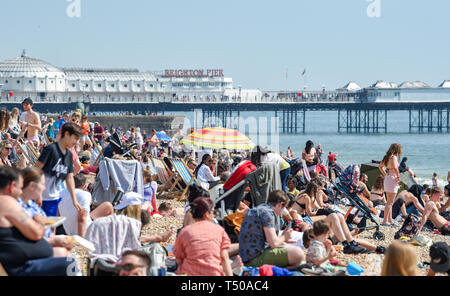 Brighton, UK. 19 Apr, 2019. Brighton Beach ist verpackt wie Karfreitag Besucher die sizzling sonniges Wetter genießen, da die Temperaturen Mitte der 20er Jahre entlang der Südküste: Simon Dack/Alamy Leben Nachrichten erreichen Stockfoto