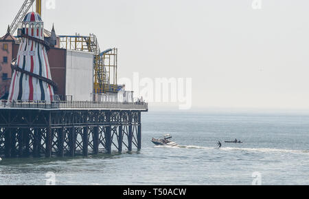 Brighton, UK. 19 Apr, 2019. Ein wasser Skifahrer Köpfe um Brighton Palace Pier als Besucher strömen zum Meer die Sonne zu genießen, da die Temperaturen Mitte der 20er Jahre entlang der Südküste: Simon Dack/Alamy Leben Nachrichten erreichen Stockfoto