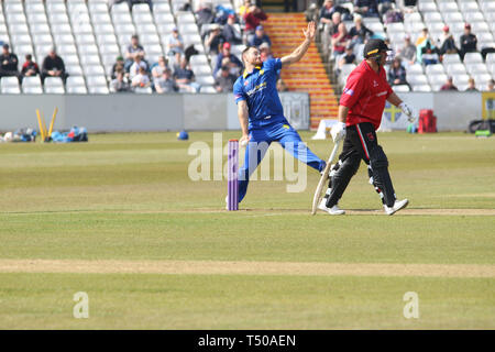 County Durham, UK. 19. Apr 2019. Ben Raine bowling während der EZB Royal London eintägiger Pokalspiel zwischen dem Durham CCC v Leicestershire CCC im Emirates Riverside, County Durham, England am 19. April 2019. Foto von John Mallett. Nur die redaktionelle Nutzung, eine Lizenz für die gewerbliche Nutzung erforderlich. Keine Verwendung in Wetten, Spiele oder einer einzelnen Verein/Liga/player Publikationen. Credit: UK Sport Pics Ltd/Alamy leben Nachrichten Stockfoto